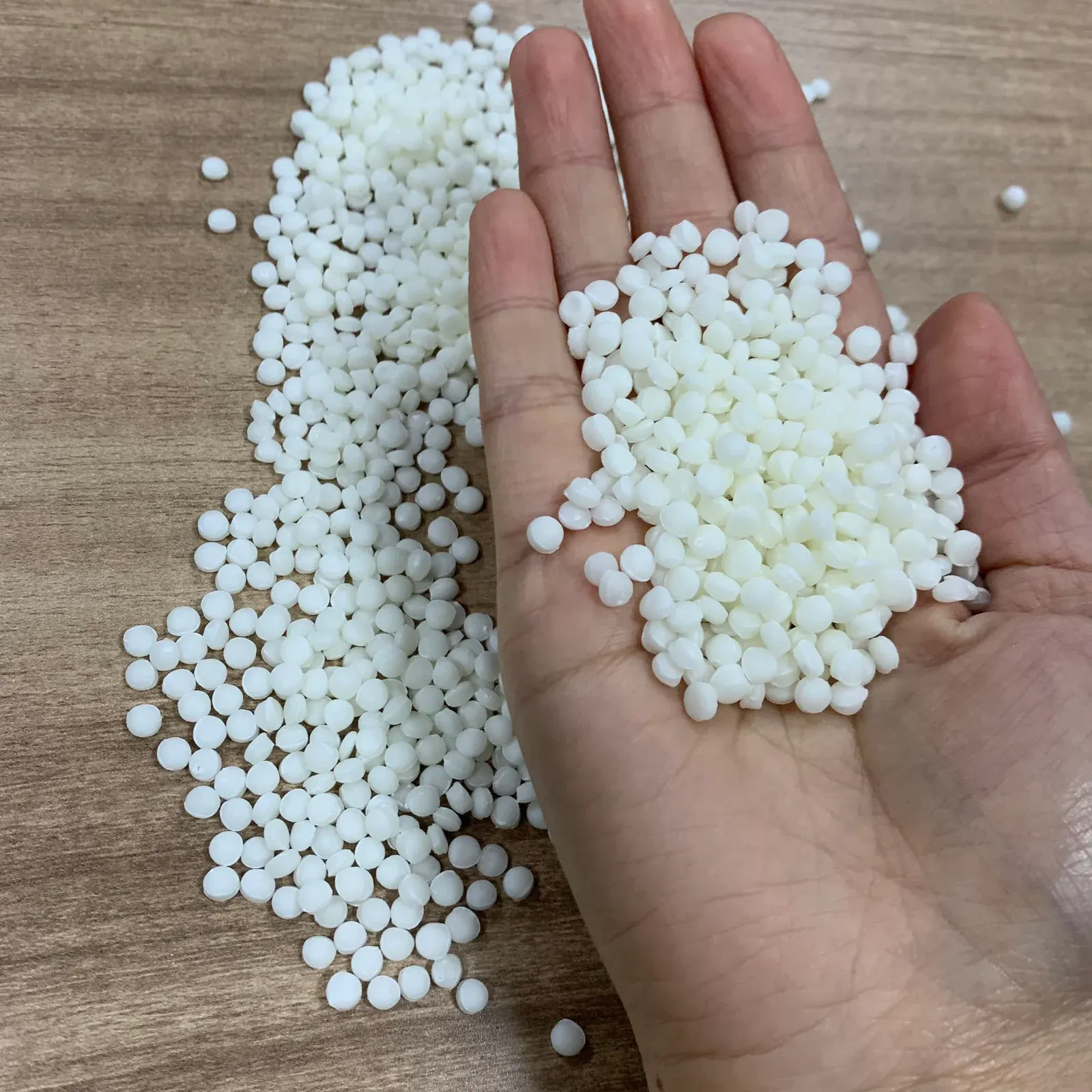 玉米淀粉PP复合料颗粒与样板